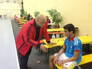 البطل خالد الجنيدل يستمع الى توجيهات المدرب﻿