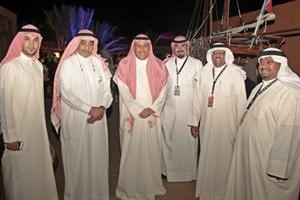 الشيخ فيصل الحمود مع عدد من المشاركين في المعرض﻿