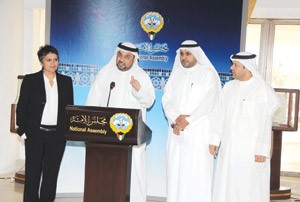 د يوسف الزلزلة متحدثا وبجانبه صفاء الهاشم ومحمد الجبري وفيصل الكندري