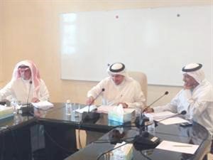 محمد الهدية ومهلهل الخالد ومحمد المفرج خلال اجتماع اللجنة
