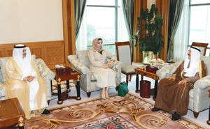 صاحب السمو الامير الشيخ صباح الاحمد لدى استقباله الوزيرة ذكرى الرشيدي ووكيل الشؤون عبدالمحسن المطيري