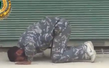 بالفيديو.. جندي من الجيش الحر يسجد شكرا لله لدى سماعه نبأ استشهاد اخيه