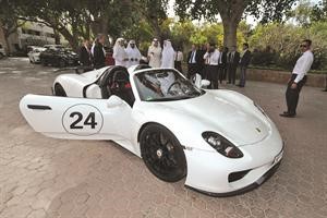 جانب من عرض سيارة بورشه 918 سبايدر
