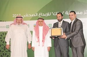 الزميل زكي عثمان يتسلم درع الجائزة من محمد سعيد عبدالوهاب بحضور احمد بهبهاني وفيصل القناعي﻿