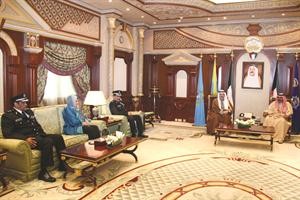 سمو ولي العهد الشيخ نواف الاحمد مستقبلا الشيخ احمد الحمود والفريق يوسف السعودي واللواء حمدان العتيبي وسعاد الوزان﻿
