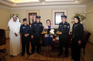 العميد خالد الزيد يقدم درعا تذكارية الى فاطمة الامير 