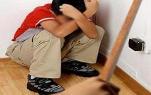 مصرية تتهم مدرساً سورياً بثقب أذن ابنها الطفل وبلاغ عن محاولة خطف حدثين بـ 100 دينار