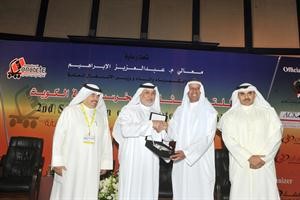 مبدر الرفاعي يقدم درعا تذكارية للمهندس عبدالعزيز الكليب بحضور هيثم الرفاعي 	متين غوزال﻿