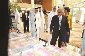 دعبداللطيف البدر يقوم بجولة على الملصقات العلمية المشاركة 	محمد خلوصي﻿