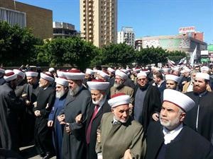وحشد من مشايخ ورجال دين تظاهروا استنكارا في طرابلس محمود الطويل