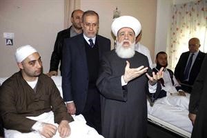 المفتي محمد قباني وتظهر عليه علامات الانفعال خلال زيارته الشيخين اللذين تم الاعتداء عليهما في بيروت مساء امس الاول