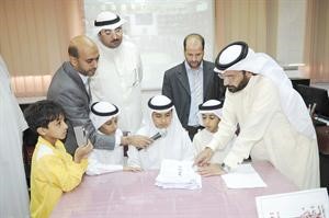 النائب عصام الدبوس مع ادارة المدرسة وعدد من الطلاب﻿