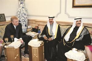 الشيخ جابر العبدالله متوسطا سمو الشيخ ناصر المحمد والامير اندرو هاني الشمري