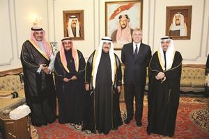 سمو الشيخ ناصر المحمد متوسطا الشيخ صباح الخالد والشيخ د ابراهيم الدعيج ود اسماعيل الشطي والامير اندرو