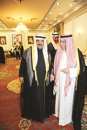 حديث بين سمو الشيخ ناصر المحمد ود عبدالعزيز الفايز بحضور الشيخ فيصل الحمود