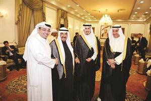 سمو الشيخ ناصر المحمد مرحبا برئيس التحرير الزميل يوسف خالد المرزوق بحضور الشيخ فيصل الحمود واحمد الحمد
