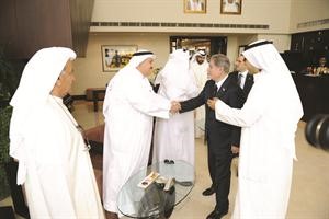 الرئيس امين الجميل مصافحا الزميل وليد الجاسم خلال ترحيب الاعلاميين به لدى وصوله برفقة نجله النائب سامي الجميل الى حفل الغداء الذي اقامه الشيخ خليفة العلي على شرفه امس﻿