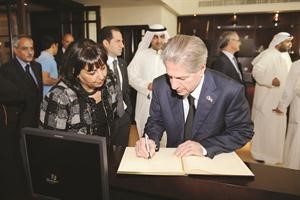 الضيف الكبير مدونا كلمة في سجل الـتشيرمانز كلوب بحضور مديره العام دلال الغانم﻿