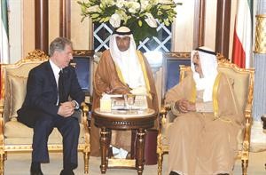 صاحب السمو الامير الشيخ صباح الاحمد مستقبلا الرئيس اللبناني الاسبق امين الجميل﻿