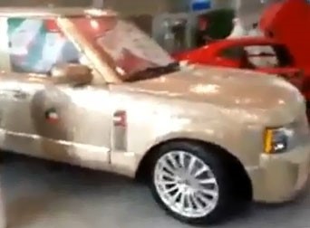 بالفيديو .. سيارة مرصعة بالكامل بالعملات الخليجية تلفت الأنظار