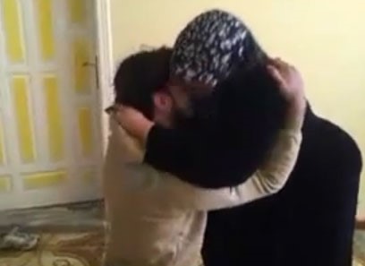 بالفيديو.. لقاء مؤثر بين مقاتل سوري وأمه بعد عام كامل من القتال ضد الأسد