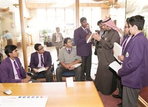 جانب من زيارة البرنامج لاحد افرع الخليج﻿