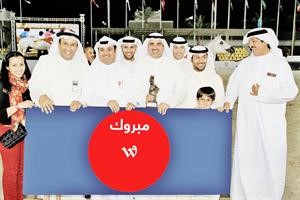 مسؤولو الوطنية للاتصالات مع احد الفائزين
