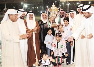 الشيخ علي الجراح يسلم الكاس﻿