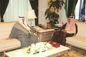 سمو ولي العهد الشيخ نواف الاحمد خلال لقائه سمو الشيخ ناصر المحمد﻿