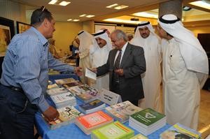 دعبداللطيف البدر ودعبدالرضا اسيري وديعقوب الكندري خلال جولة في المعرض
