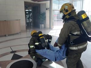 رجلا اطفاء ينقذون مصابا في التمرين الوهمي﻿