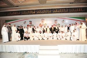 الشيخ احمد الخالد والشيخ محمد الخالد وفايز العنزي مع المكرمين في الحفل متين غوزال