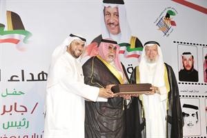 الشيخ احمد الخالد وفايز العنزي خلال تكريم احمد باقر