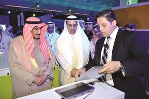 ﻿الشيخ دابراهيم الدعيج وسامي الرشيد خلال جولتهما بالمعرض الثالث لتكنولوجيا المعلومات﻿