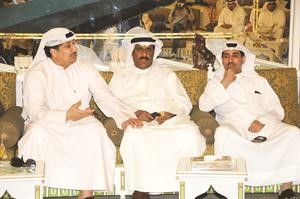 نجما المنتخب الوطني السابقين يوسف سويد وصلاح الحساوي والى جانبهما دمحمد خليل