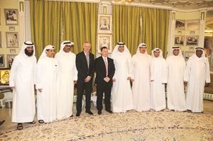 مالك نوتنغهام فواز الحساوي مع المدرب بيلي ديفيز وصلاح الحساوي ويوسف سويد وعلي مروي ومحمد خليل
