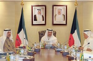 سمو رئيس الوزراء الشيخ جابر المبارك مترئسا جلسة امس الاول ويبدو الشيخ احمد الحمود ومصطفى الشمالي﻿