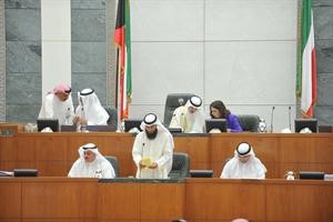 الرئيس علي الراشد ونائبه مبارك الخرينج ودرولا دشتي على المنصة وتبدو الامانة العامة	متين غوزال﻿