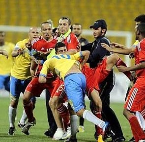 بالفيديو.. مغربي وبرازيلي يحولان ملعبا إلى ساحة حرب في قطر 