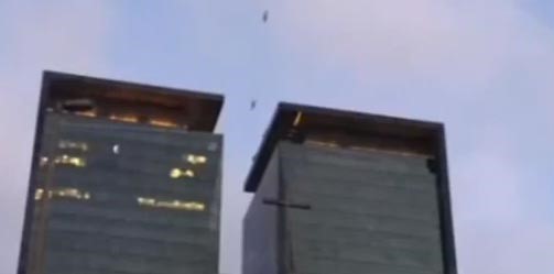 بالفيديو.. قفزة "فضائية" جريئة بين برجين تنال  800 ألف مشاهدة 