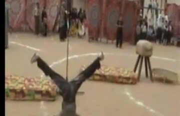 بالفيديو .. مدرسة مصرية اسلامية تدرب تلاميذها على القفز وسط النيران
