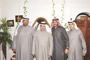 المعرس مع والده كامل الشمري وشقيقه مشعل الشمري وخاله علي النصرالله
