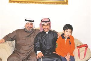 محمد العرادي متوسطا الشيخ طلال الفهد والشيخ محمد خالد الفهد

