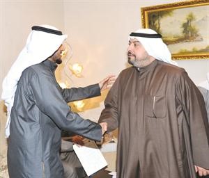 الشيخ طلال الفهد يبارك للمعرس نواف الشمري
