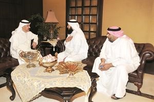 الوكيل القطان في حديث مع احد مهنئيه﻿