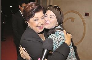 قبلات ودموع صابرين ورجاء في عيد الأم