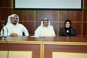 الشيخة نوال الحمود وابراهيم البوير خلال الندوة سعود سالم
