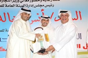 انس الصالح وبراك الصبيح خلال الحفل يكرمان عبدالوهاب البابطين﻿