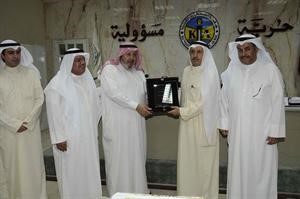 فيصل القناعي يهدي سامي النصف درعا تذكارية عقب اللقاء المفتوح في جمعية الصحافيين	هاني عبدالله﻿