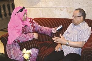 العميري متحدثا الى الزميلة هناء السيد	ناصر عبدالسيد﻿